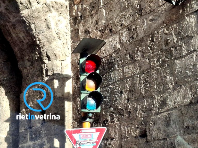 SEI TU IL REPORTER di Rietinvetrina – “Il verde del semaforo di Porta d’Arce dura nulla. Passano a malapena quattro auto per volta”