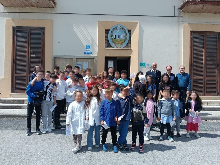 Art Greccio e i bambini della scuola visitano il Comune