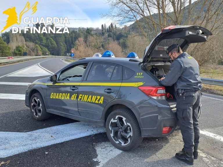 Benzina, trovate dalla Guardia di Finanza irregolarità in 3 distributori di carburanti