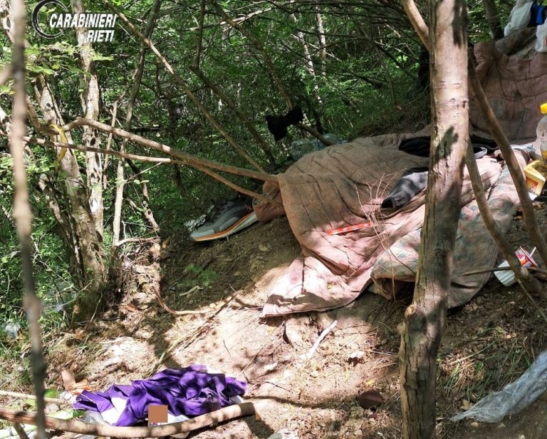Smantellato boschetto dello spaccio a Cantalice: fermato un marocchino con droga, coltello e utensili