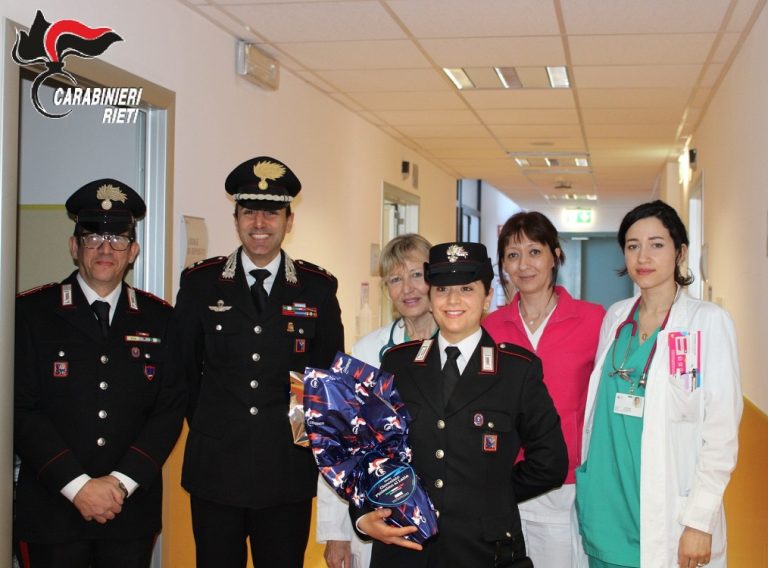 I carabinieri donano uova di Pasqua ai bambini ricoverati nella Pediatria dell’ospedale de Lellis di Rieti
