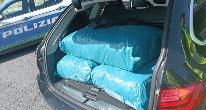 Fermati dalla Polizia al casello autostradale: avevano 13chili di droga nel portabagagli