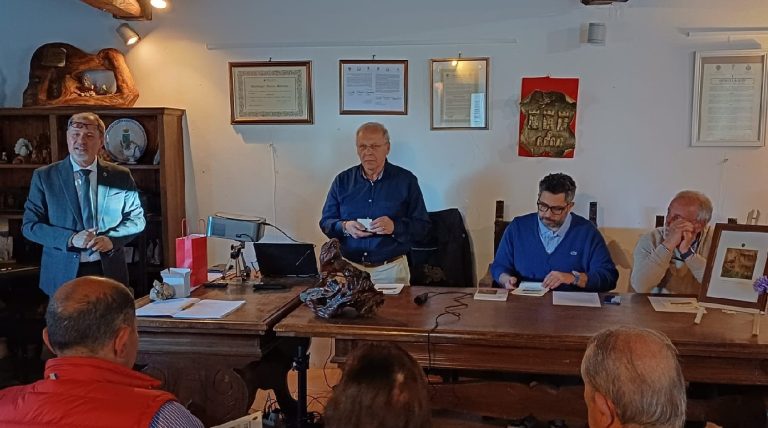 Posti in piedi per Greccio, le sue mura, il suo orologio