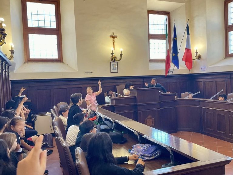 Fara in Sabina, piccoli concittadini in Sala Consiliare per vivere il cuore pulsante del Comune