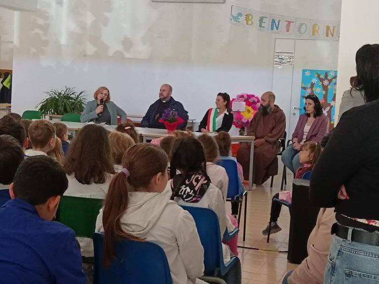 Il vescovo Vito Piccinonna fa visita agli studenti di Leonessa