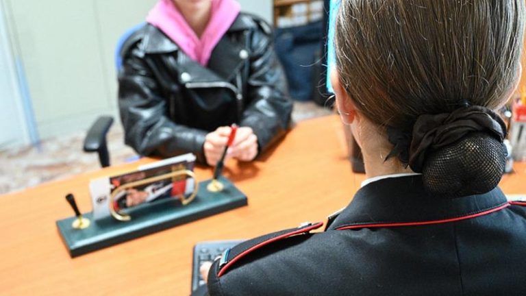 Donna denuncia l’ex convivente per stalking: braccialetto elettronico al 29enne e divieto di avvicinamento fino al chilometro di distanza