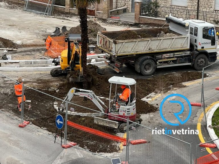 Ruspe in azione: in corso lavori di modifica al tratto di via degli Olivi realizzato con il PNRR dove i pullman dell’Esercito rimanevano bloccati