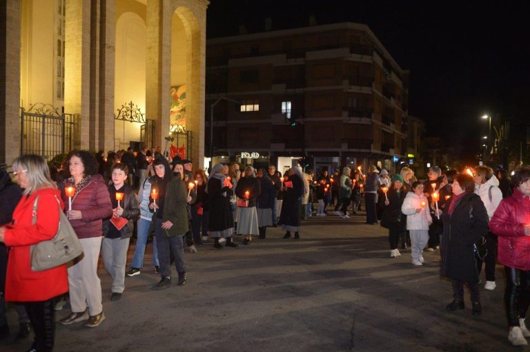 Le suggestive immagini della Via Crucis della parrocchia di San Michele Arcangelo a Rieti