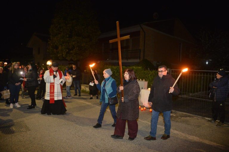LE FOTO della Via Crucis a Quattro Strade nella serata del Venerdi Santo