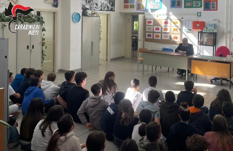 I carabinieri incontrano gli studenti dell’Istituto Ulivi di Torricella in Sabina