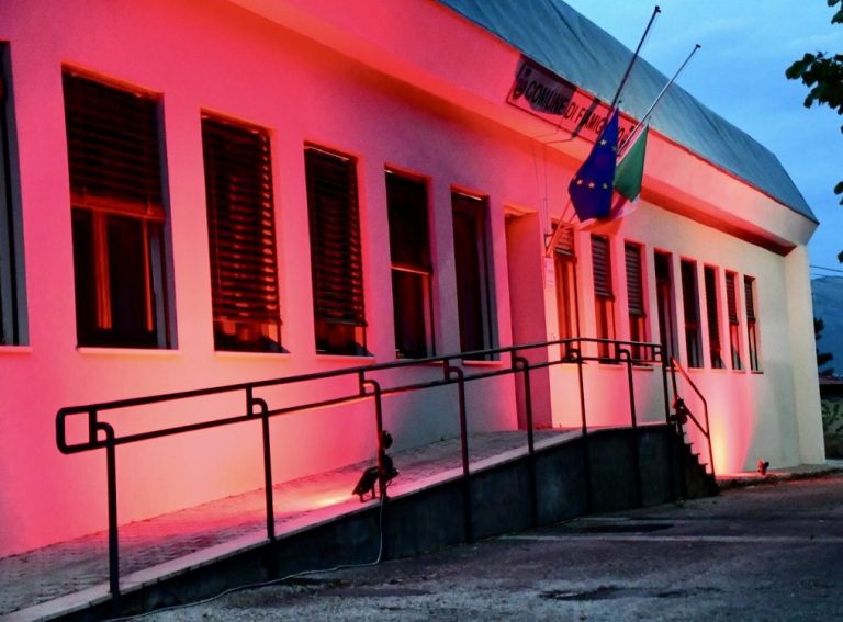 Fiamignano celebra la Giornata Mondiale della Croce Rossa: il Municipio si illumina di rosso e sventola la bandiera CRI
