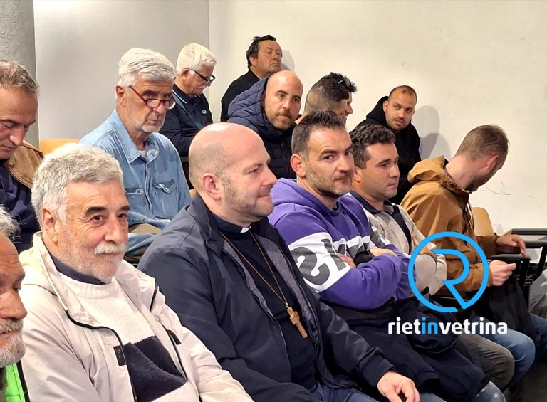 ►VIDEO – Il vescovo Vito Piccinonna interviene al fianco degli autotrasportatori e agricoltori presso la Provincia di Rieti