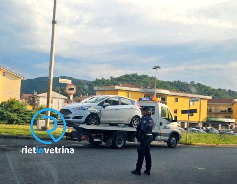 Scontro tra due auto in via De Gasperi fronte Pattinodromo