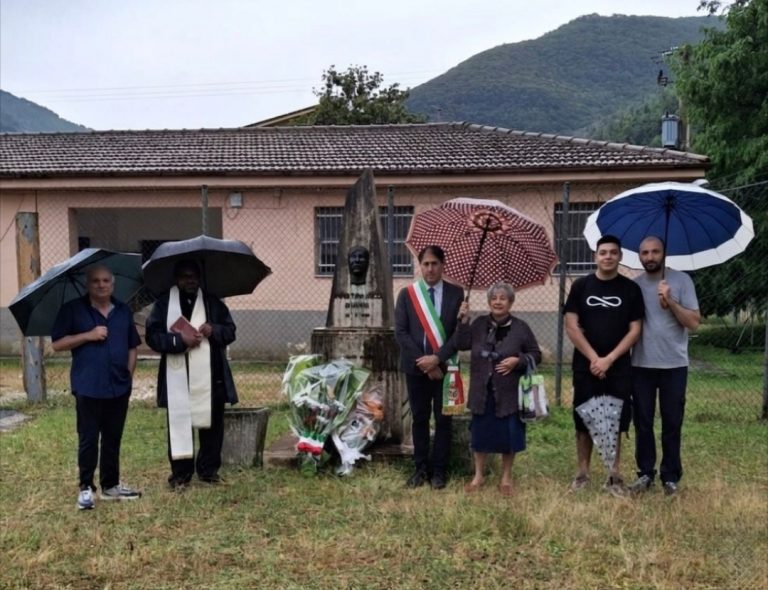 L’assessore Nobili, don Baptista e il gruppo “Drughi” hanno ricordato Gianni Mastroiaco con un mazzo di fiori