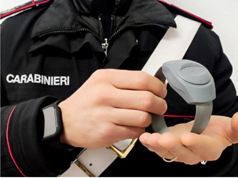 Pensionato ai domiciliari danneggia il braccialetto elettronico. Denunciato