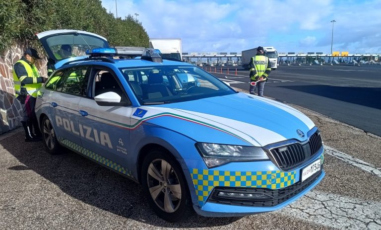 In viaggio con uno zaino pieno di hashish: arrestati dalla Polizia di Stato