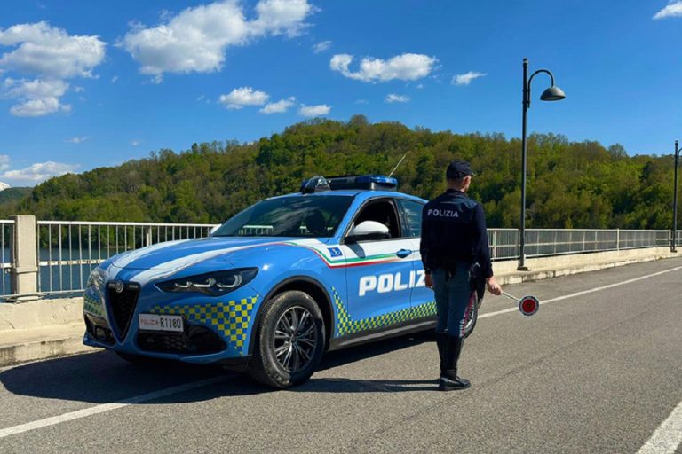 Controlli della Polizia di Stato su chi non usa la cintura di sicurezza in auto: decurtati 150 punti