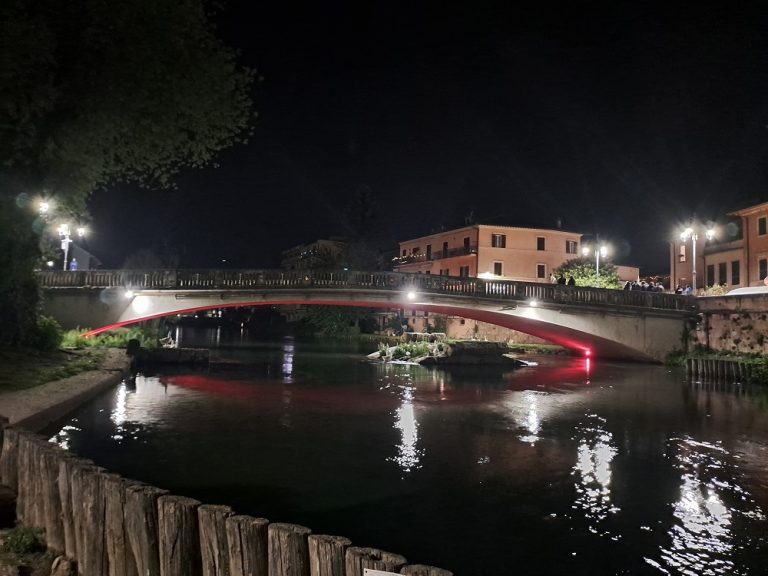 Ponte Romano di Rieti si colora di rosso per la Giornata Mondiale della Croce Rossa e della Mezzaluna Rossa