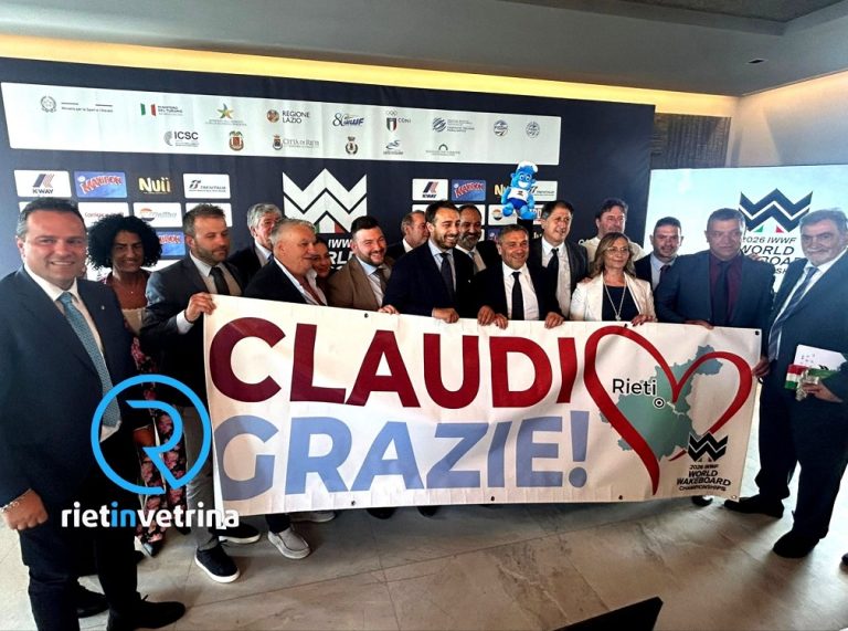 Striscione di ringraziamento per Claudio Ponziani al termine della conferenza per i Mondiali di Wakeboard 2026 al Lago del Salto