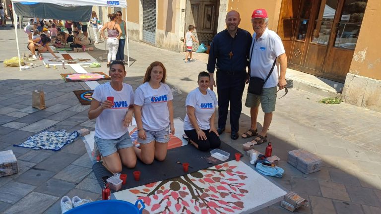 Il vescovo di Rieti Vito Piccinonna saluta gli infioratori