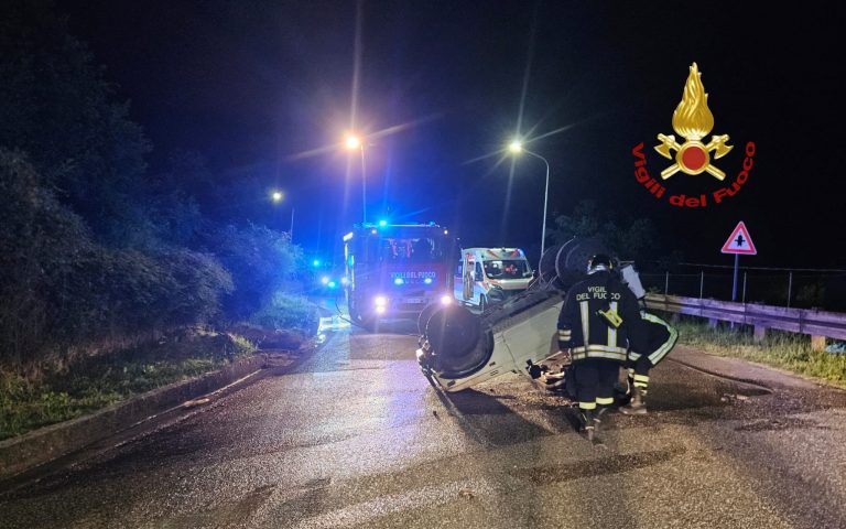 Incidente stradale a Colle di Tora, auto perde benzina con rischio di esplosione