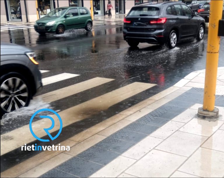 SEI TU IL REPORTER – Daniele: “Viale Matteucci appena rifatta e già ci sono buche con pozzanghere. L’acqua non defluisce”