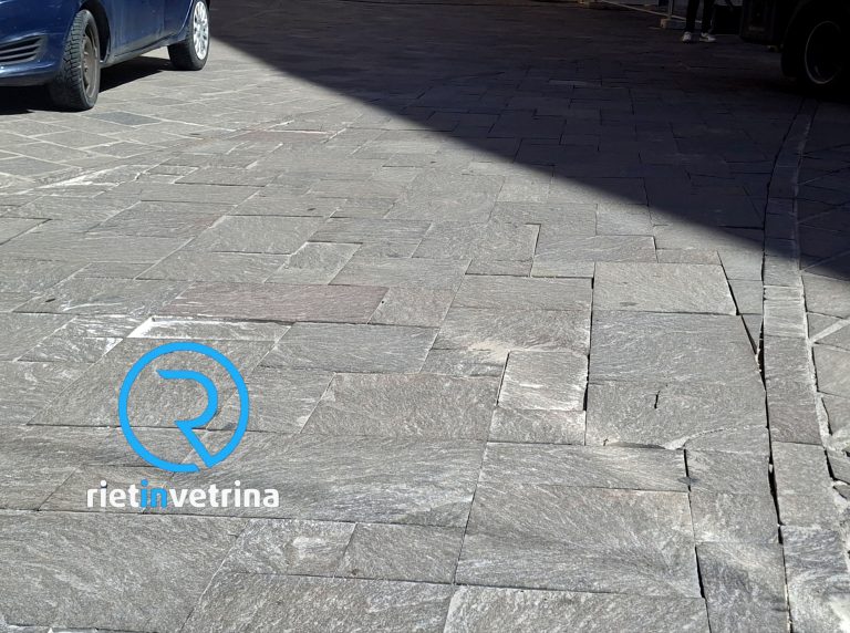 SEI TU IL REPORTER – “In via Cintia concerto di pianelle. La pavimentazione appena posata già è rotta”