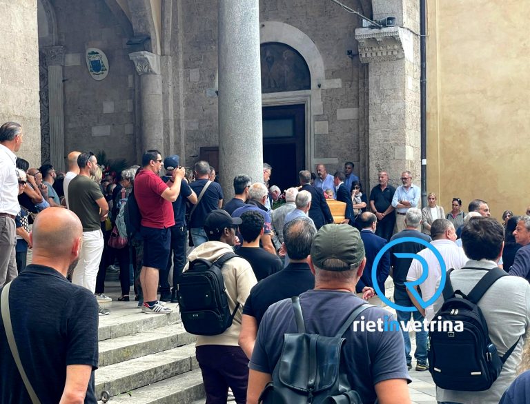 In centinaia ai funerąli di Stefano Scarani