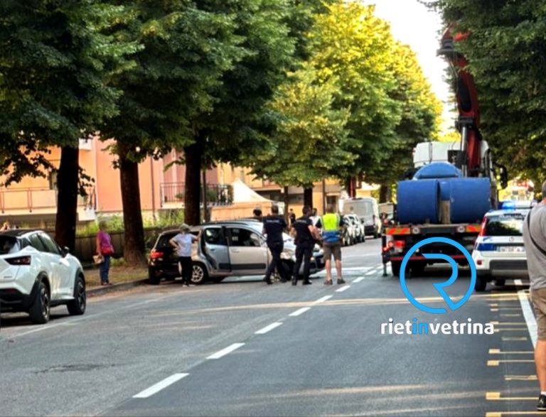 Auto contro un camion-gru in viale Di Benedetto