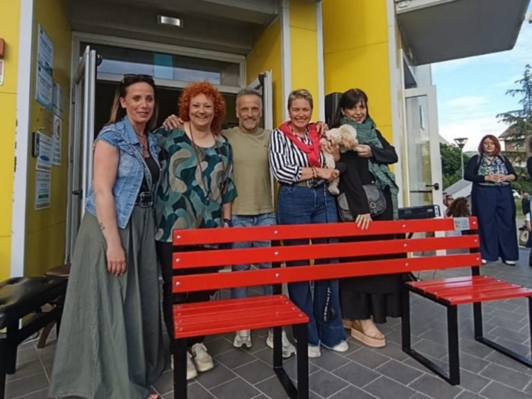 Il Centro Antiviolenza Angelita inaugura alla scuola Merini la “Panchina dell’Inclusione”