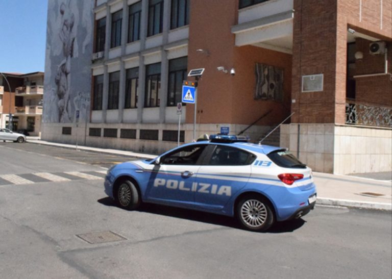 Danneggiava le auto in sosta. Commerciante denunciata dalla Polizia di Stato