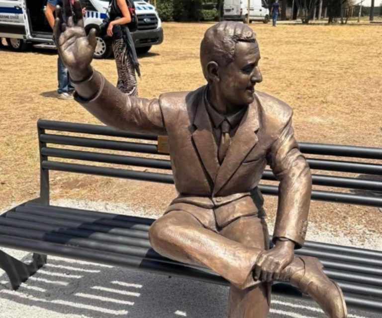 Inaugurata a Roma la prima statua dedicata ad Alberto Sordi realizzata dal reatino Stefano Saccucci