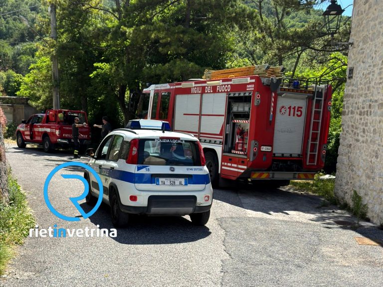 Caduta materiale da un tetto: intervengono Pompieri e Polizia Locale