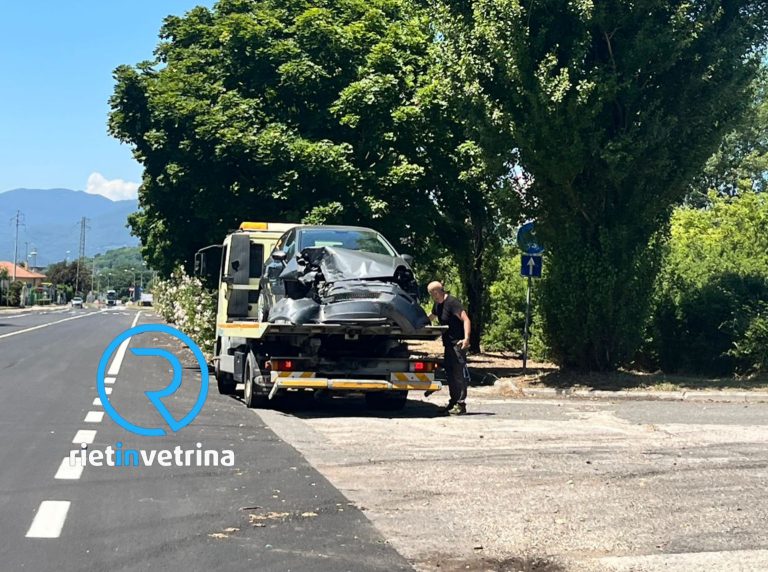 Scontro in via Greco: due le auto coinvolte