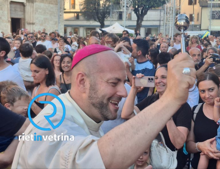 Che festa in piazza Mazzini. Vescovo Piccinonna: “I bambini sono l’antiruggine del mondo”