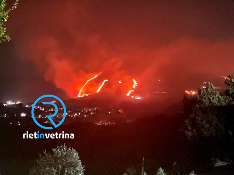 Incendio montagna Fara in Sabina, nella notte chiusa la Salaria per Roma
