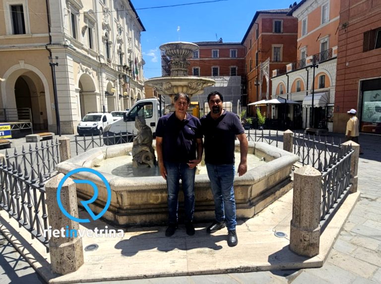 Ripulita la Fontana dei Delfini grazie al Volontariato Civico