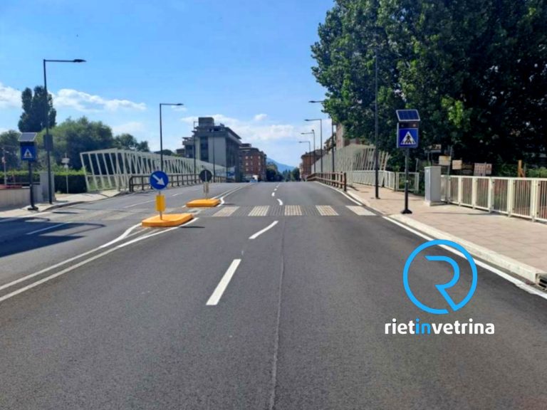 SEI TU IL REPORTER – Emanuele: “I cordoli pedonali intralciano lo scorrimento del traffico. Strisce curve a sinistra e dritte a destra, la carreggiata si restringe”