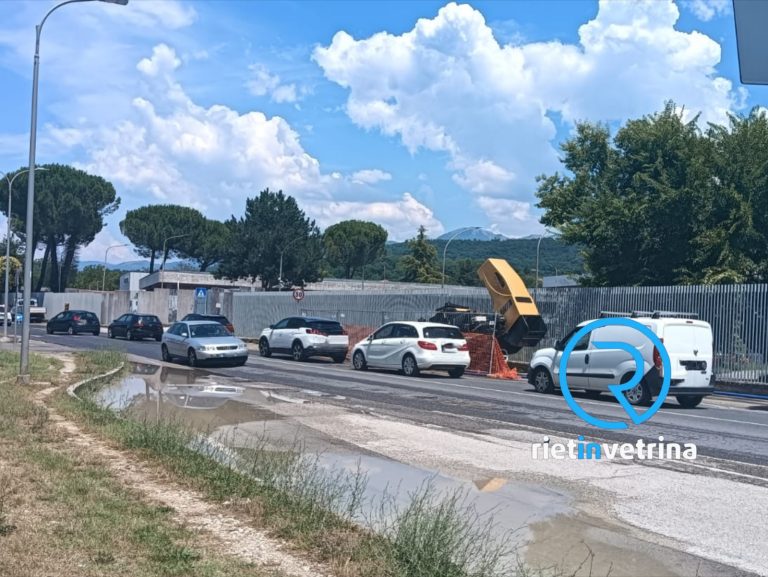 Parte del quartiere Micioccoli senza acqua: in via Ricci senso unico alternato per lavori