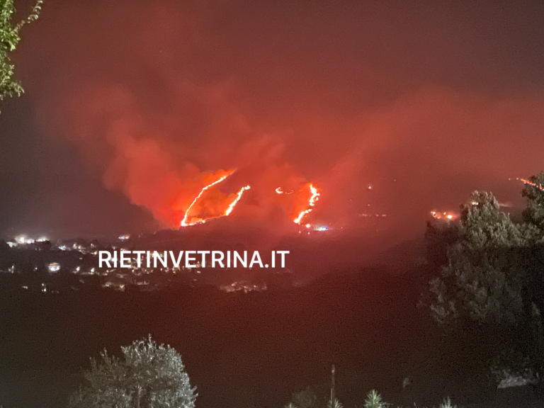 Incendio montagna Fara in Sabina. Nella notte chiusa la Salaria per Roma