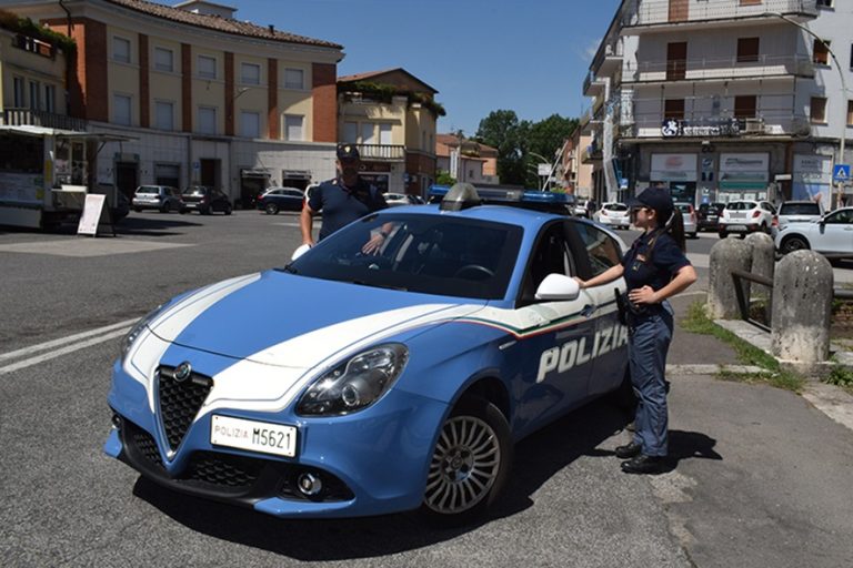 Picchia più volte la madre: lei lo denuncia. Scattano le manette per un 28enne reatino