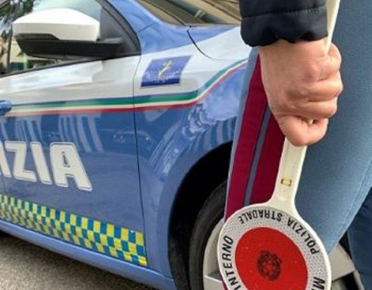 Guidavano guardando il telefonino: sospesa la patente a 30 persone