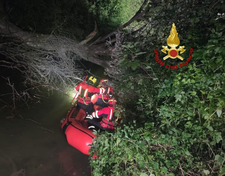 Recuperato il cadavere dal fossato nella Riserva dei Laghi: è in avanzato stato di decomposizione – LE FOTO