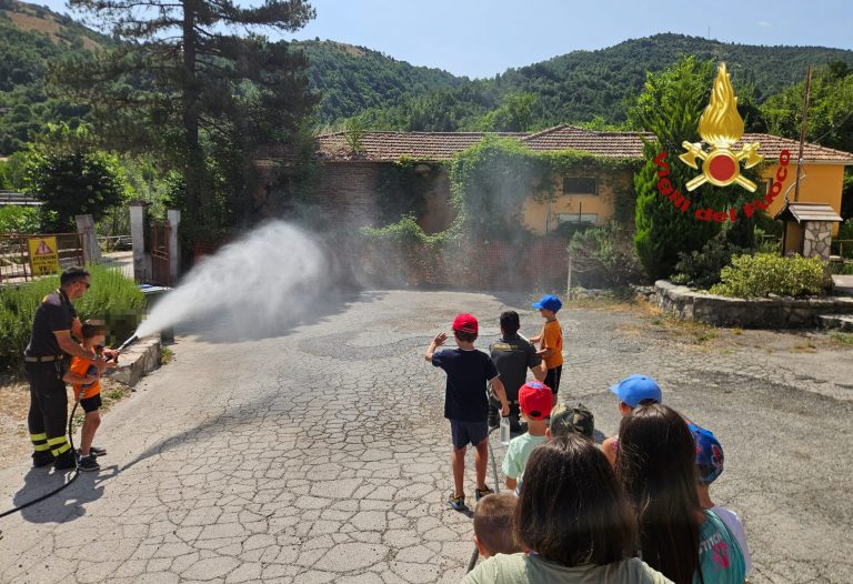 I bambini del Centro Estivo di Posta in visita al Distaccamento Vigili del Fuoco