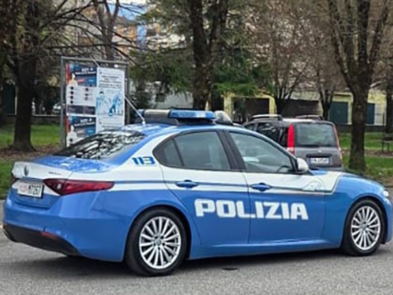 Litiga con la madre e distrugge un’auto a martellate