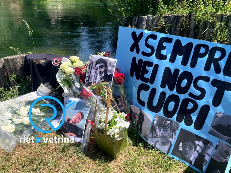 Fiori e cartellone lungo il Velino in memoria di Francesco D’Angeli: “Per sempre nei nostri cuori”
