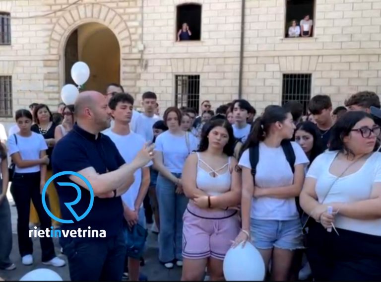 I compagni di scuola di Francesco D’Angeli si ritrovano davanti l’EPN  per dedicargli due lettere lette tra le lacrime e palloncini bianchi