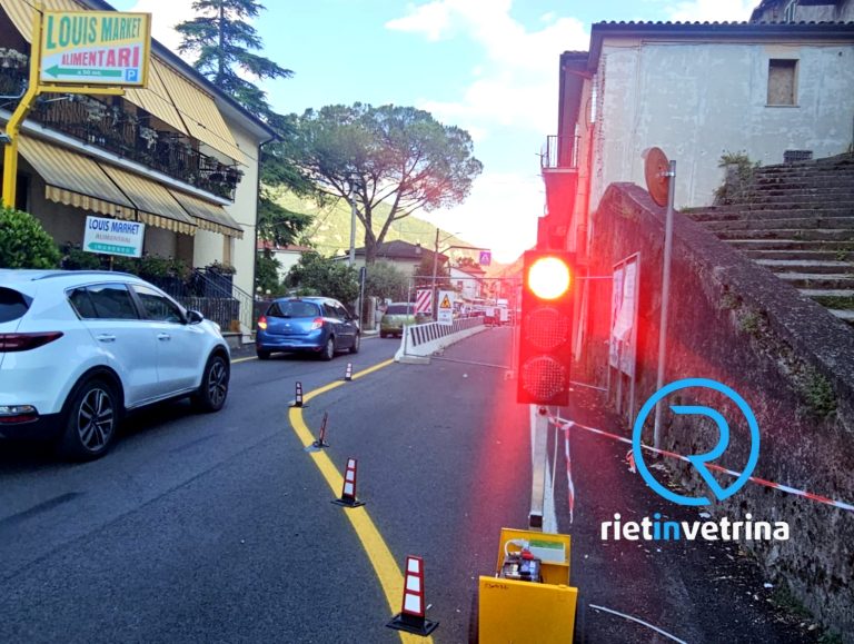 In tilt il semaforo provvisorio di Casette: traffico gestito dai residenti