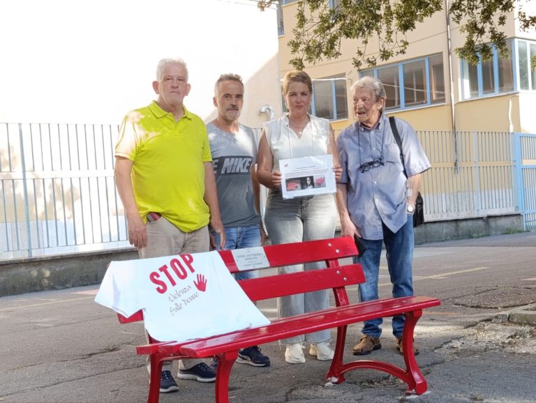 La panchina rossa del Centro Antiviolenza Angelita vandalizzata nel 2021 torna a brillare a largo Bonfante dopo 5 anni