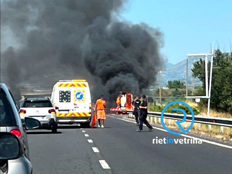 Camioncino in fiamme sulla bretella che ricollega a Passo Corese